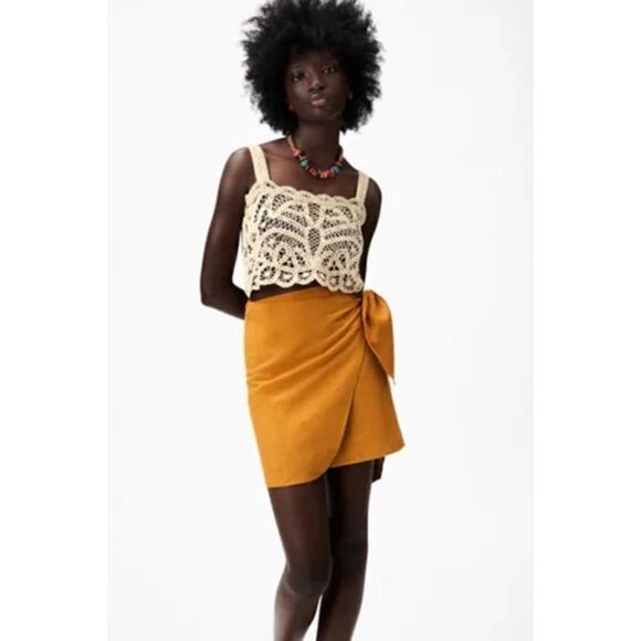 EMBROIDERED GUIPURE LACE CROP TOP LIMITED EDITION - Picture 2 of 7